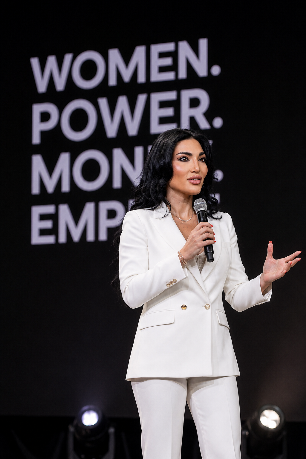 Portrait of Dr. Aylin Khormali